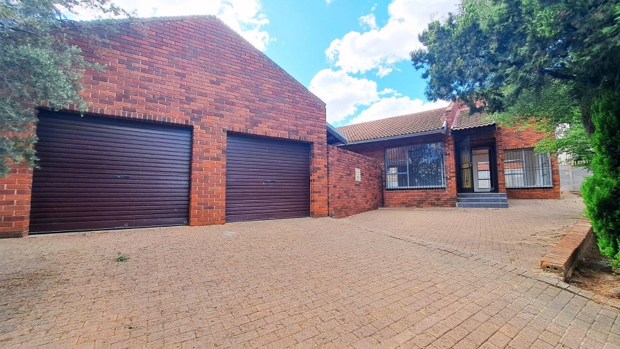 4 Bedroom Property for Sale in Heuwelsig Free State